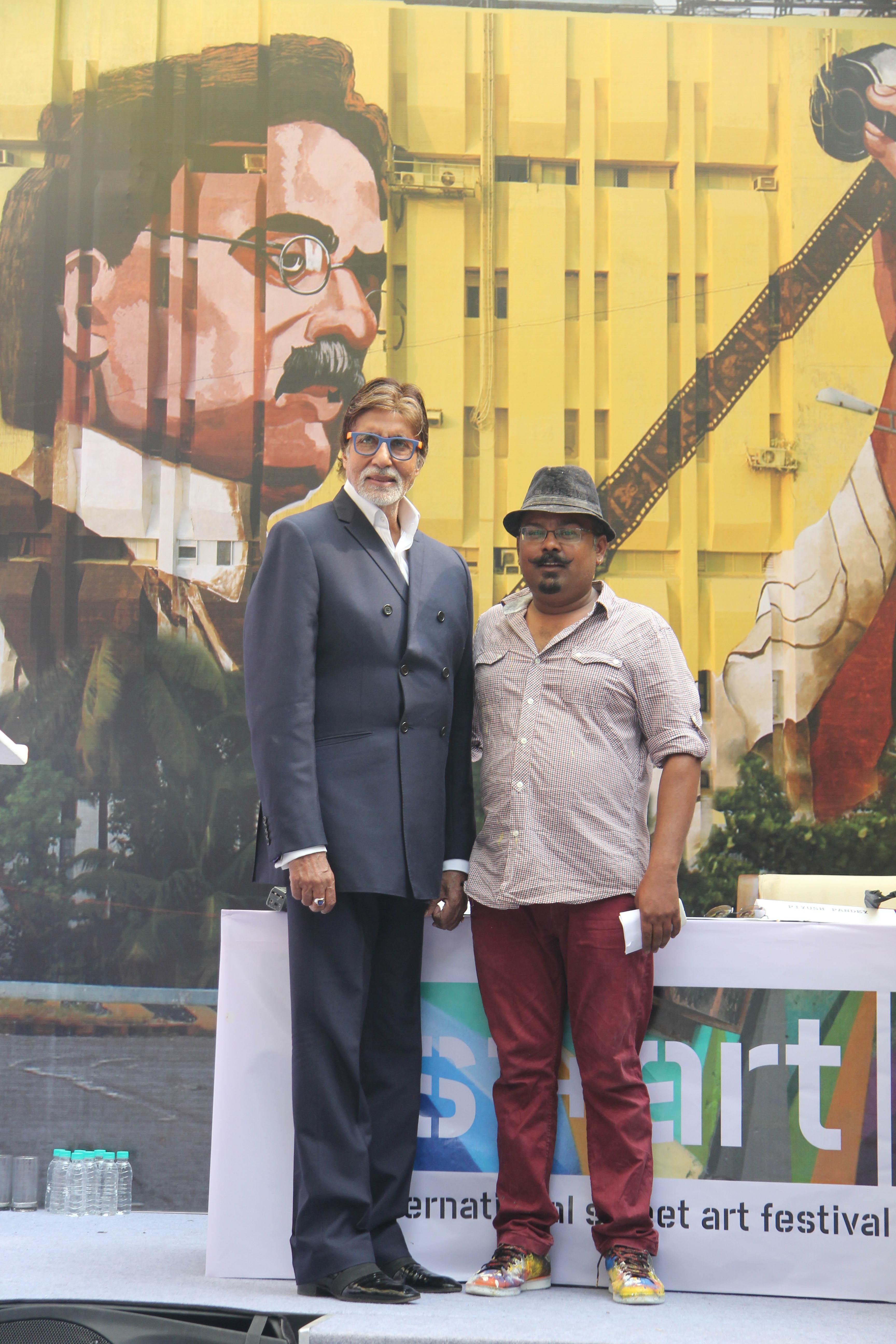 St art Mumbai Festival presents Mr Amitabh Bachchan and artist Ranjit Dahiya at the unveiling of the mural of Dadasaheb Phalke